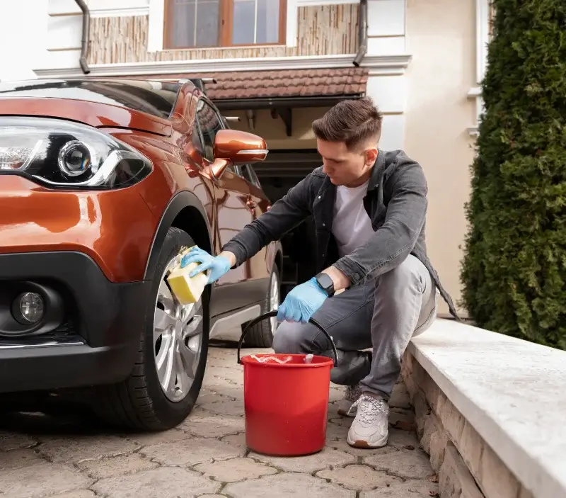 Lavage auto à domicile Saint-Étienne-Lardeyrol : professionnel intervenant sur un véhicule